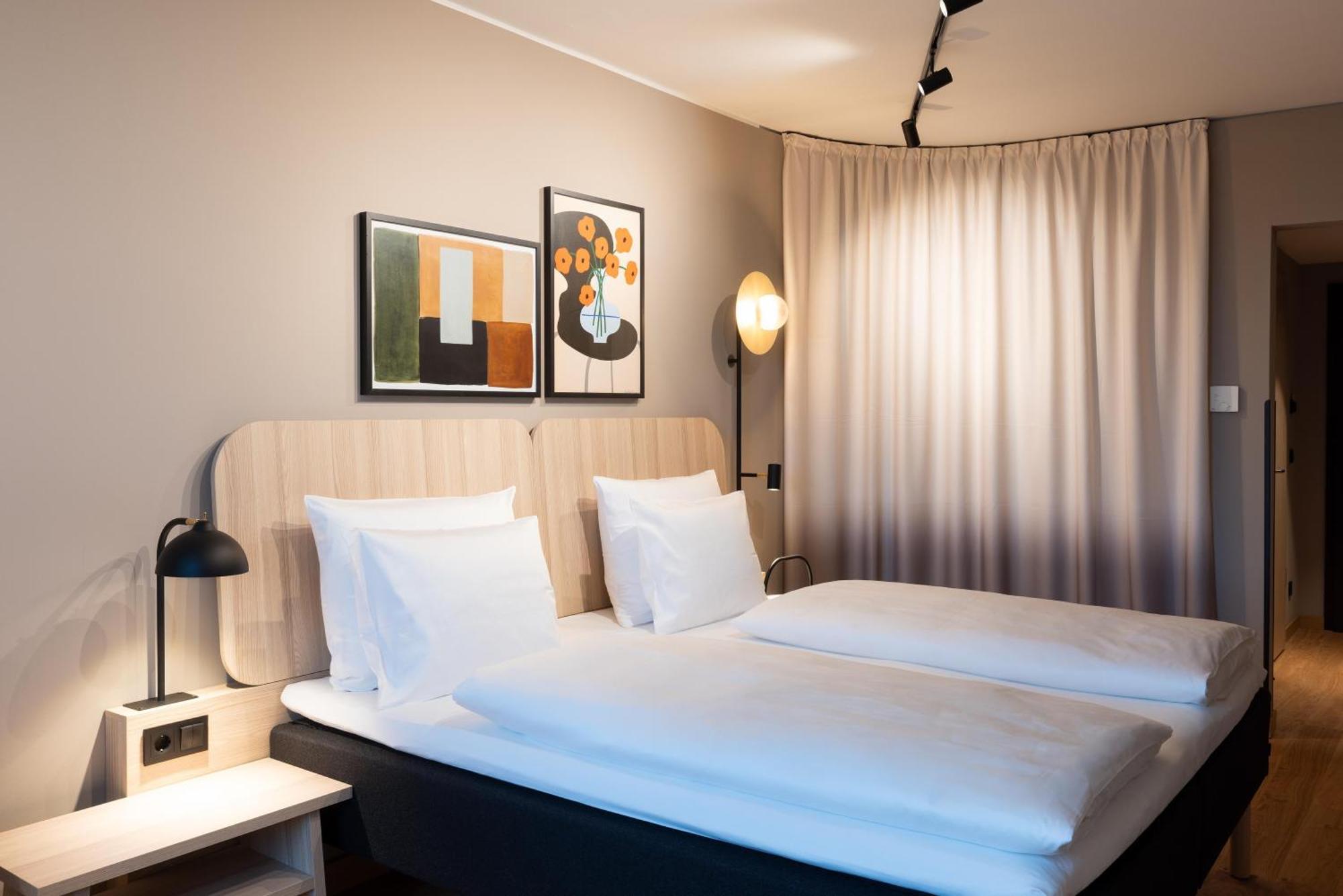 Superior Double Room with access to lounge "Living Room"